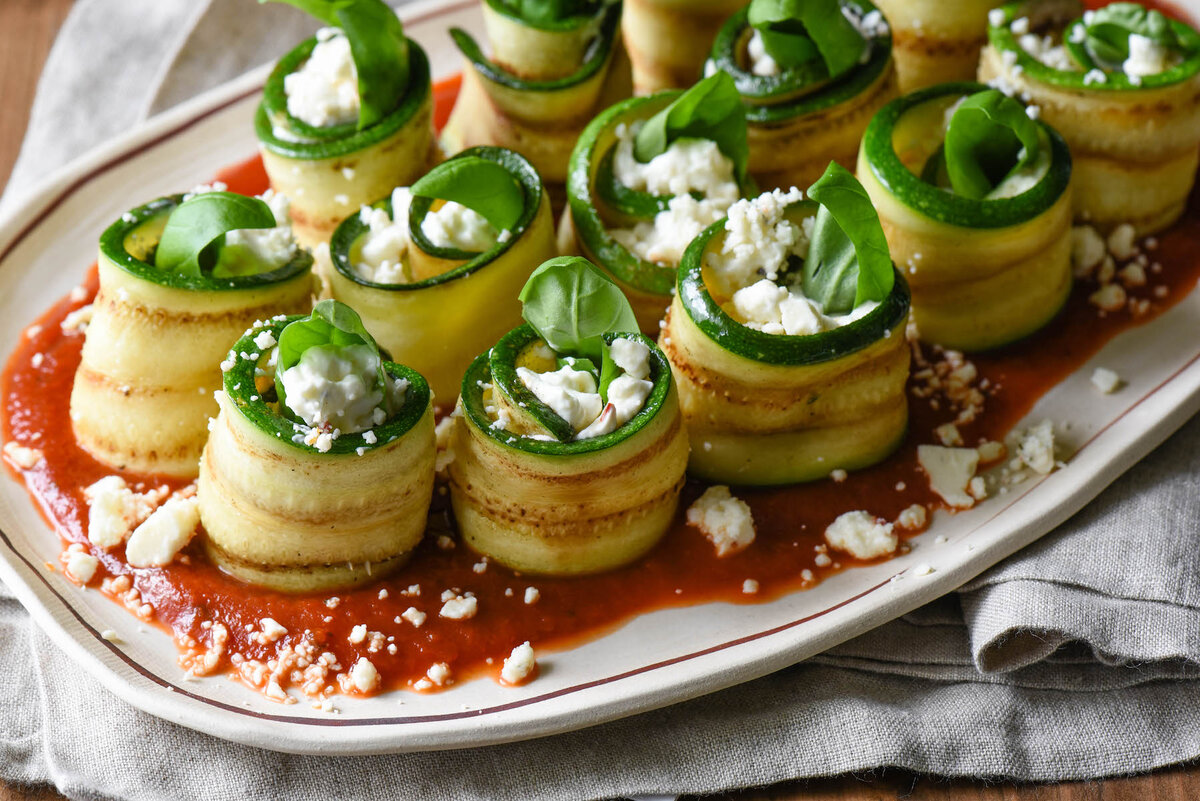 Какую закуску можно. Цукини с творожным сыром. Рулетики из цукини с творожным. Рулетики из кабачков с рикоттой. Кабачки с творожным сыром.