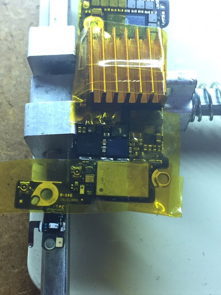 Область работы, радиатор, для того что бы не прогреть другие элементы. 