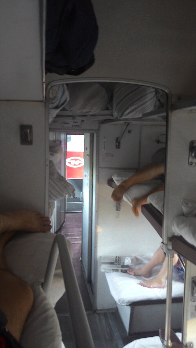 Лайф-хак от проводников - открыть дверь вагона)) Видно локомотив. Нам повезло ехать близко к этой двери - даже по уже жаркой Кубани мчались с ветерком, буквально! 