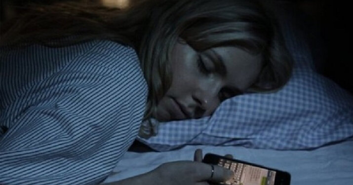 фото из открытых источников, смартфон перед сном