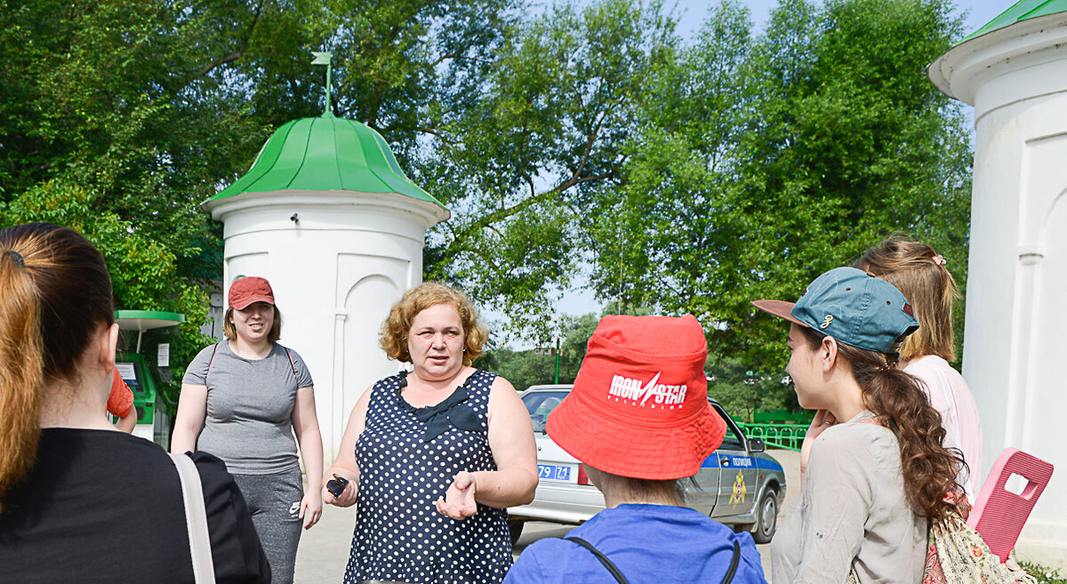 Рабочий день начинается с рассказа об истории усадьбы перед входом на территорию Ясной Поляны
