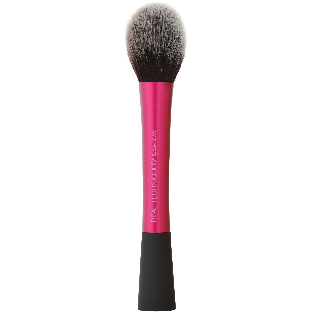 Кисть Real Techniques - Blush Brush . Мой личный фаворит для нанесения бронзатора. Хотя данная кисть универсальна , подходит также для нанесения скульптора , румян и пудры 👌🏻