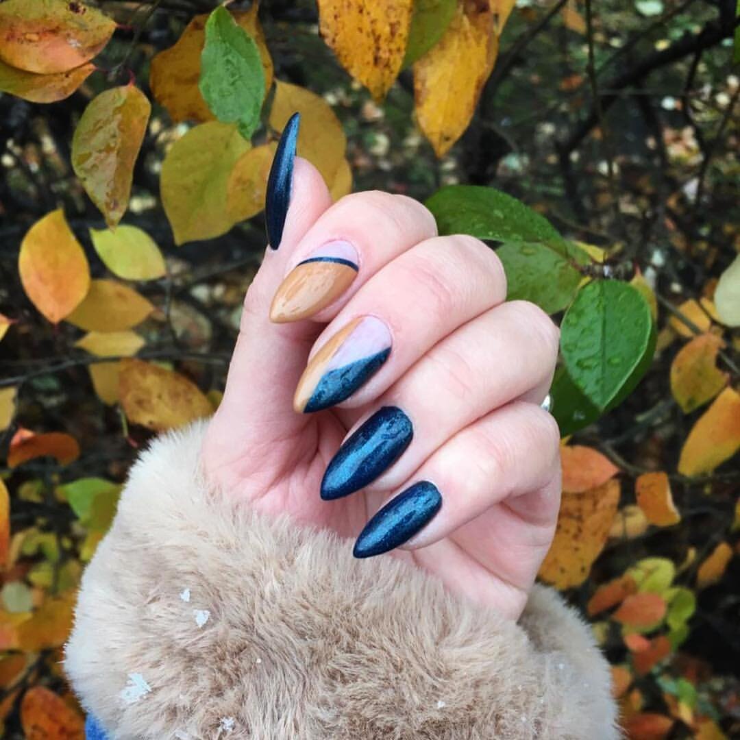Для любительниц длинных ногтей — модный горчичный и глубокий синий