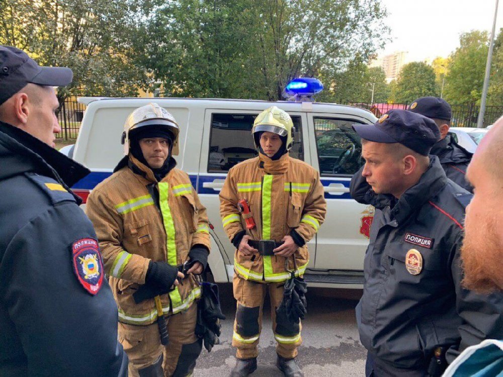 Пожарные и полиция у ИКМО Озеро Долгое. Фото из ТК М. Шишкиной
