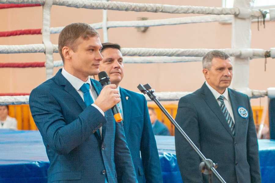 Валентин Коновалов, вице-президент Федерации кикбоксинга России Александр Березкин и тренер Михаил Сазонов