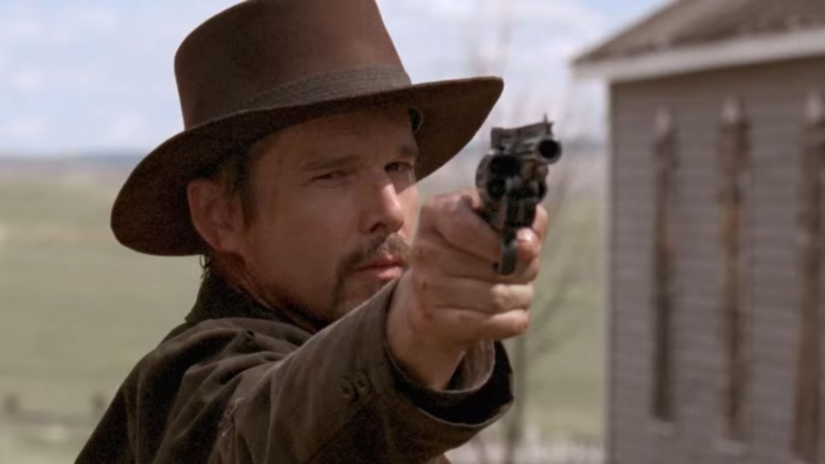 "В долине насилия", римейк "Великолепной семерки", "Малыш Кид"... Интересно, почему в последнее время Итана Хоука так любят снимать в вестернах? 