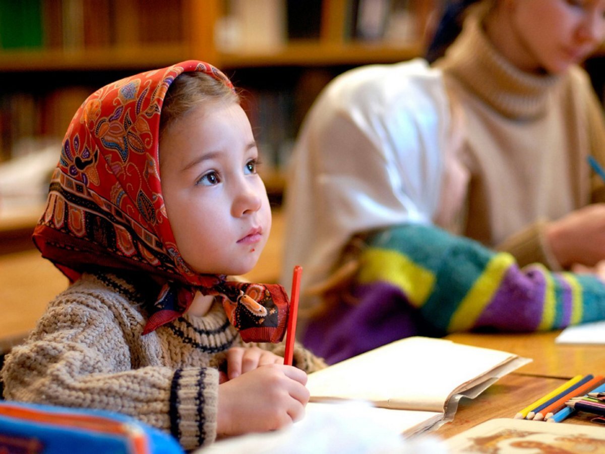 Дети познают мир по иному, поэтому не следует ограничивать их обучение только школой.