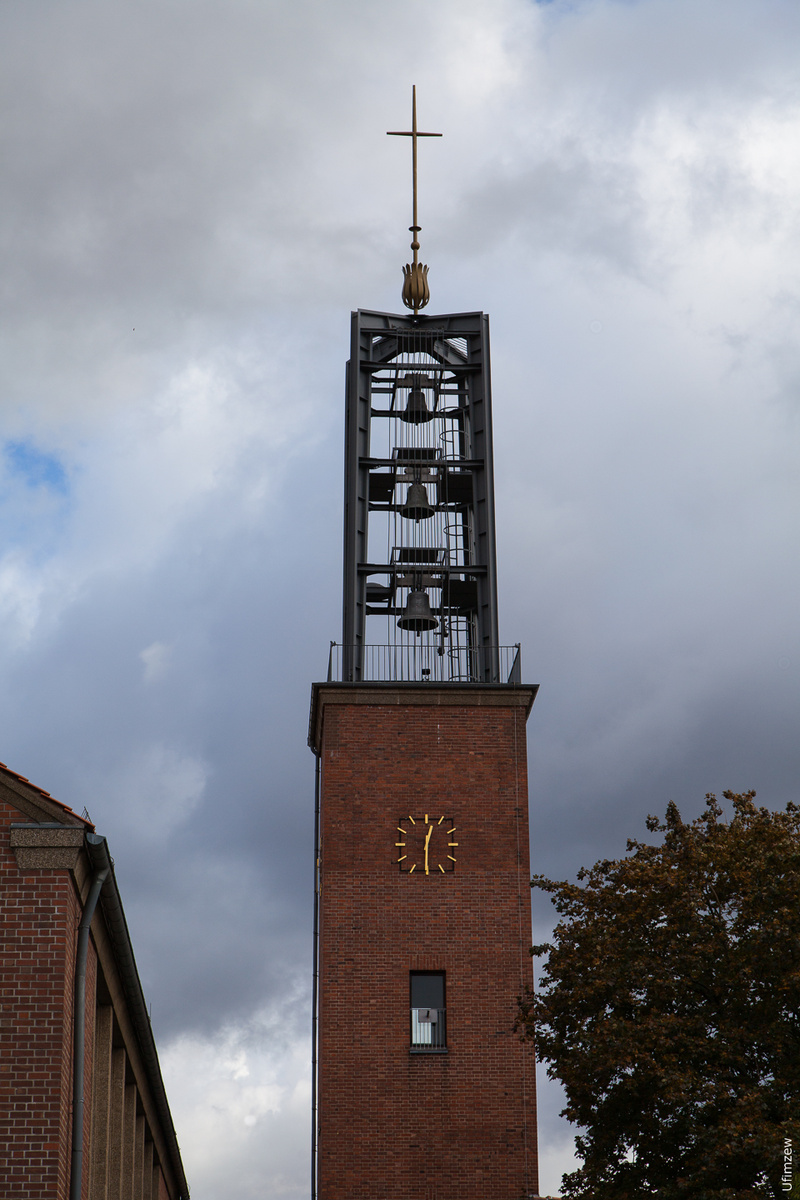 Ежедневно, ровно в три часа дня все слышат звон ее колоколов.