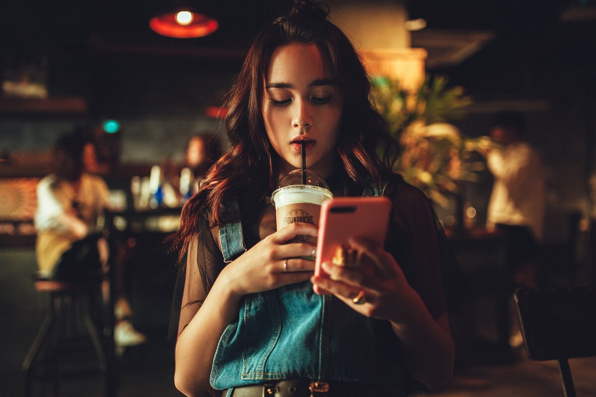 https://pixabay.com/photos/portrait-woman-lady-coffee-bar-4246954/