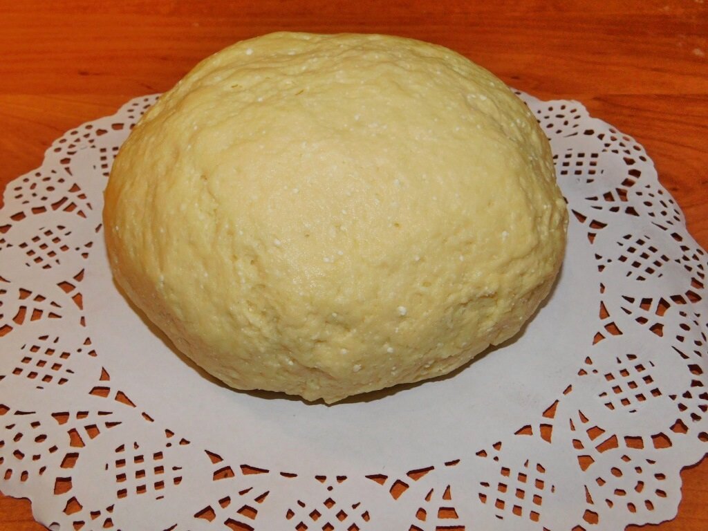 Замесить мягкое, липкое творожное тесто