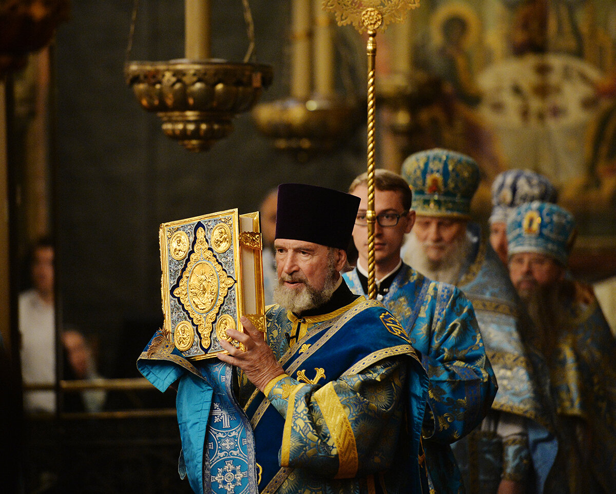 Священник с евангелием. Молитва от губительного поветрия. Когда мы молимся на литургии вместе. Люди в храме. Куда деть сумку во время литургии.