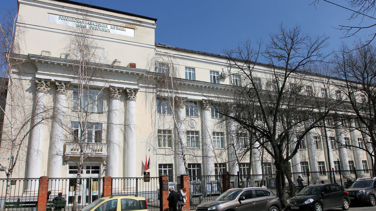 В 2018 году, спустя пять лет после окончания МГУКИ как концертно-камерный певец, преподаватель, я решила попытать счастья и попробовать поступить в аспирантуру РАМ имени Гнесиных на единственное бюджетное место педагога...