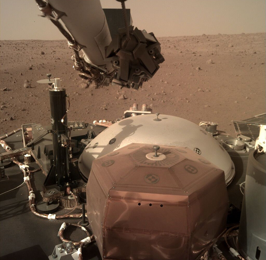 Аппарат NASA LANDER устанавливает InSight с сейсмодатчиком. Источник фото: www.businesstimes.com.sg.