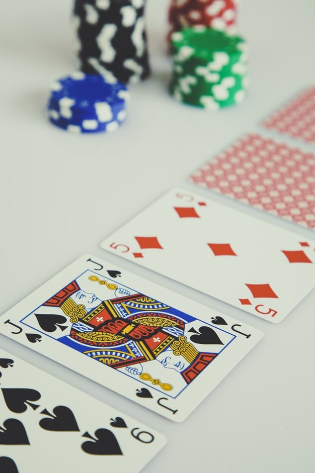 https://images.unsplash.com/photo-1542645976-dfdbd69ee770?ixlib=rb-1.2.1&ixid=eyJhcHBfaWQiOjEyMDd9&auto=format&fit=crop&w=634&q=80