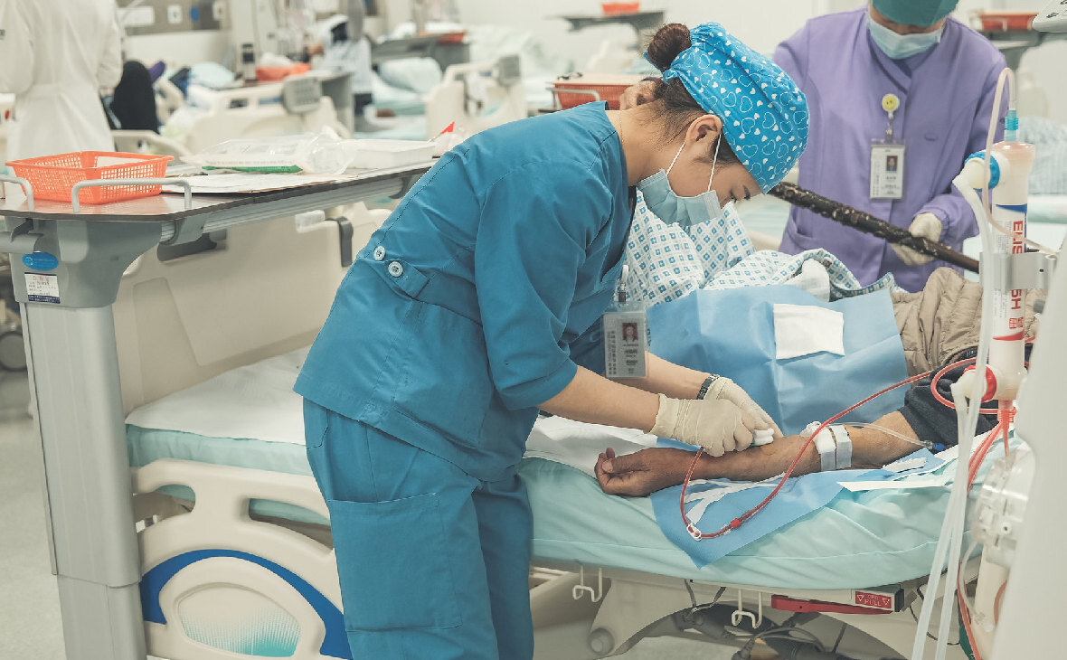 Медсестра помогает пациенту провести диализ (Фото: пользователя ILO Asia-Pacific с сайта flickr.com) 
