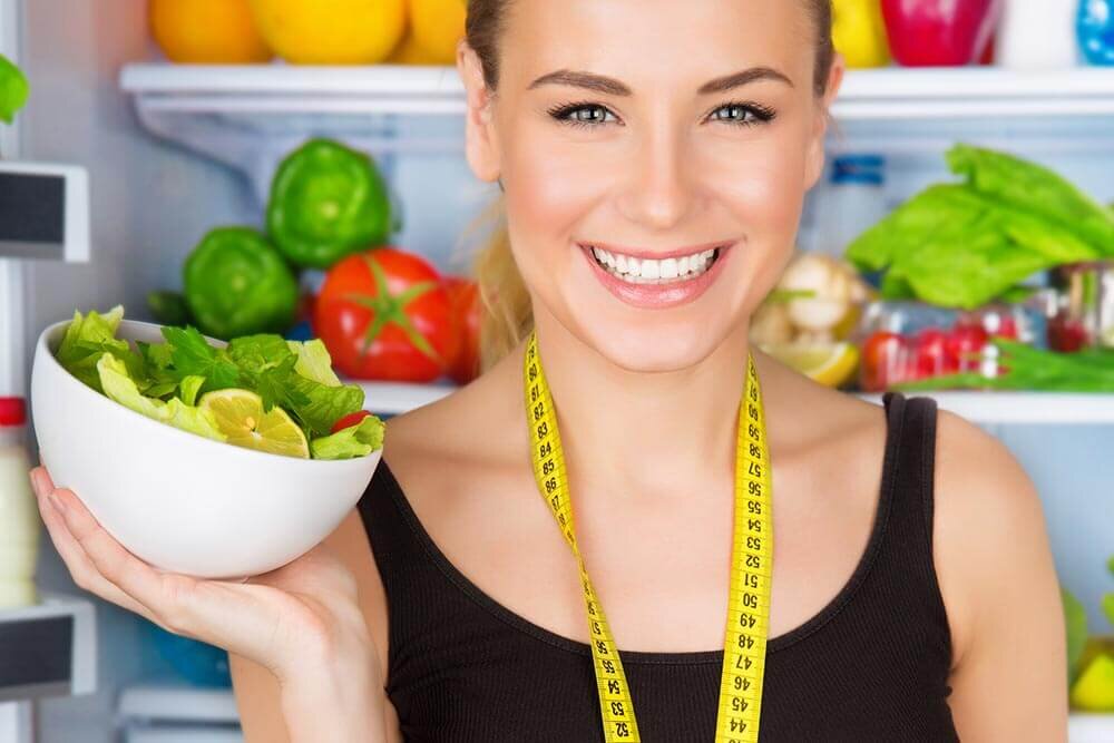 Многие  женщины,  да  и  мужчины  ,  тоже  сталкиваются  с  такой  проблемой  -  как  сбросить  лишний  вес.  Не  обошла  она  и  мою  жену.                                                                                                       После  рождения  ребёнка,  которого  она  кормила  грудью  весь  год,  супруга  заметно   располнела.  Это    превращение   в  толстушку.  её  очень  беспокоило  и  раздражало.          Кроме  того,  на  этом  фоне,  стало  беспокоить  здоровье.  Врач   посоветовал -надо  похудеть.   Начала  с  диет.  Какими  диетами  она  только  не  морила  себя!                                          Однако  стойкого  результата,  так  и  не  смогла  добиться .   На  какое-то  время  вес  снижался,  но  затем  происходил  набор  килограмм  ещё  больше.                                                         Уже  отчаявшись,  что  с  52  размера  одежды  на  48  ей  не  удастся  перейти,  она  смирилась  с  этой  мыслью                                                                                                                                                                                                                                                                                                                                  