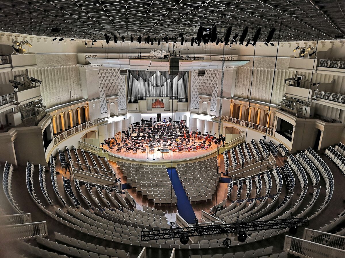 Вид на концертный зал с балкона