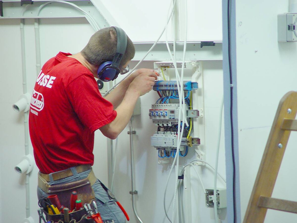 Монтаж проводки (источник фото: Яндекс.Картинки)