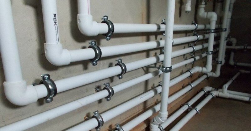 Водяной котел для отопления дома. Говорят, что это сердце системы отопления – именно котел отвечает за нагрев теплоносителя (в данном случае воды). Работает котел довольно просто, даже если конструкция кажется сложной – вся суть сводится к сжиганию топлива и использованию энергии, получаемой при сжигании топлива, для нагрева воды. Для этой цели практически все котлы без исключения оборудуются камерой сгорания, в которой помещается теплообменник – радиатор, через который протекает теплоноситель. Получив свою порцию энергии и нагревшись до высокой температуры, теплоноситель отправляется в «кругосветное путешествие» по системе трубопроводов.
Трубы для водяного отопления фото