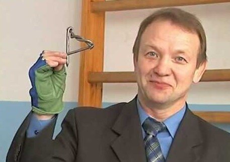 Николай Сотский с узлом Сотского из гвоздей (ручная работа). 