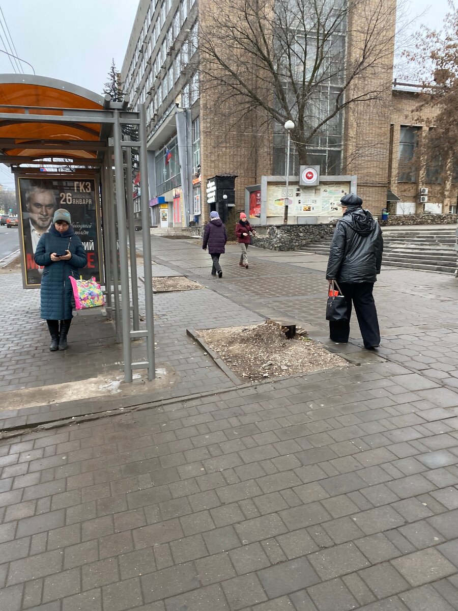 Сербская леди ночью танцует на улице и нападает на прохожих