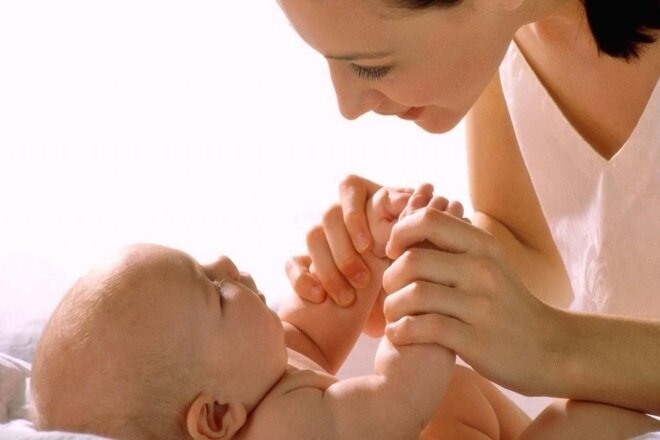 В 6 месяцев ребенок начинает лепетать. Лепетные слова похожи на настоящие, но являются только звукоподражанием: ма-ма, ба-ба. Осознанные слова в речи ребенка появляются позже.