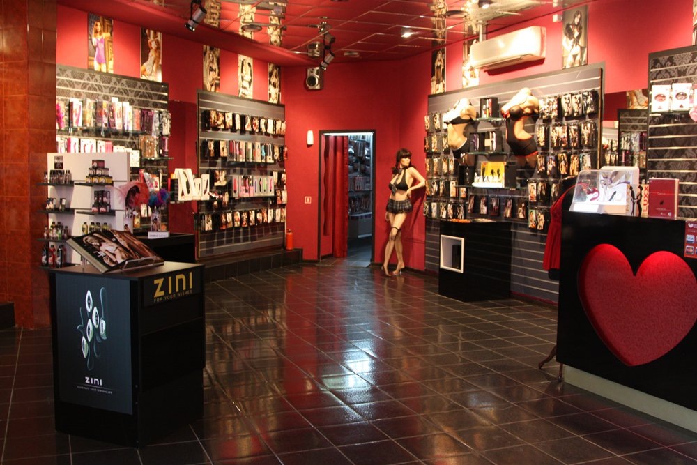Современные мужчины и женщины стали реже посещать офлайн секс шопы...