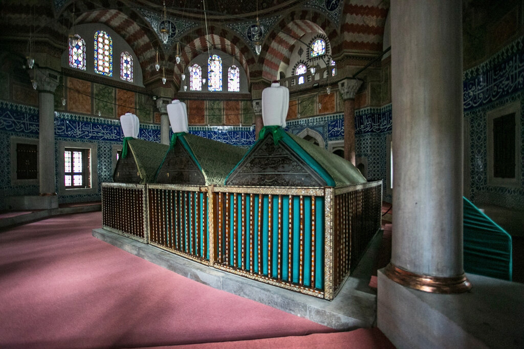Похороны султанат нукеновой фото. Мавзолей Султана Сулеймана. Мечеть Сулеймание в Стамбуле могила Хюррем. Гробница Султана Сулеймана.