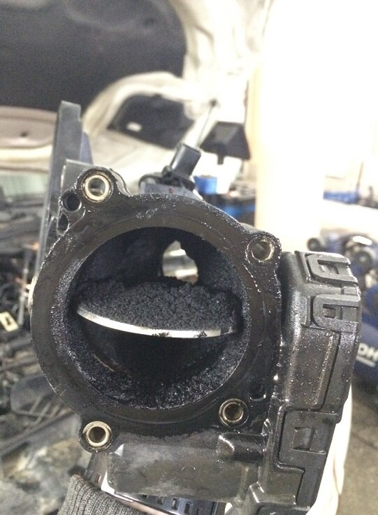 Грязная дроссельная заслонка