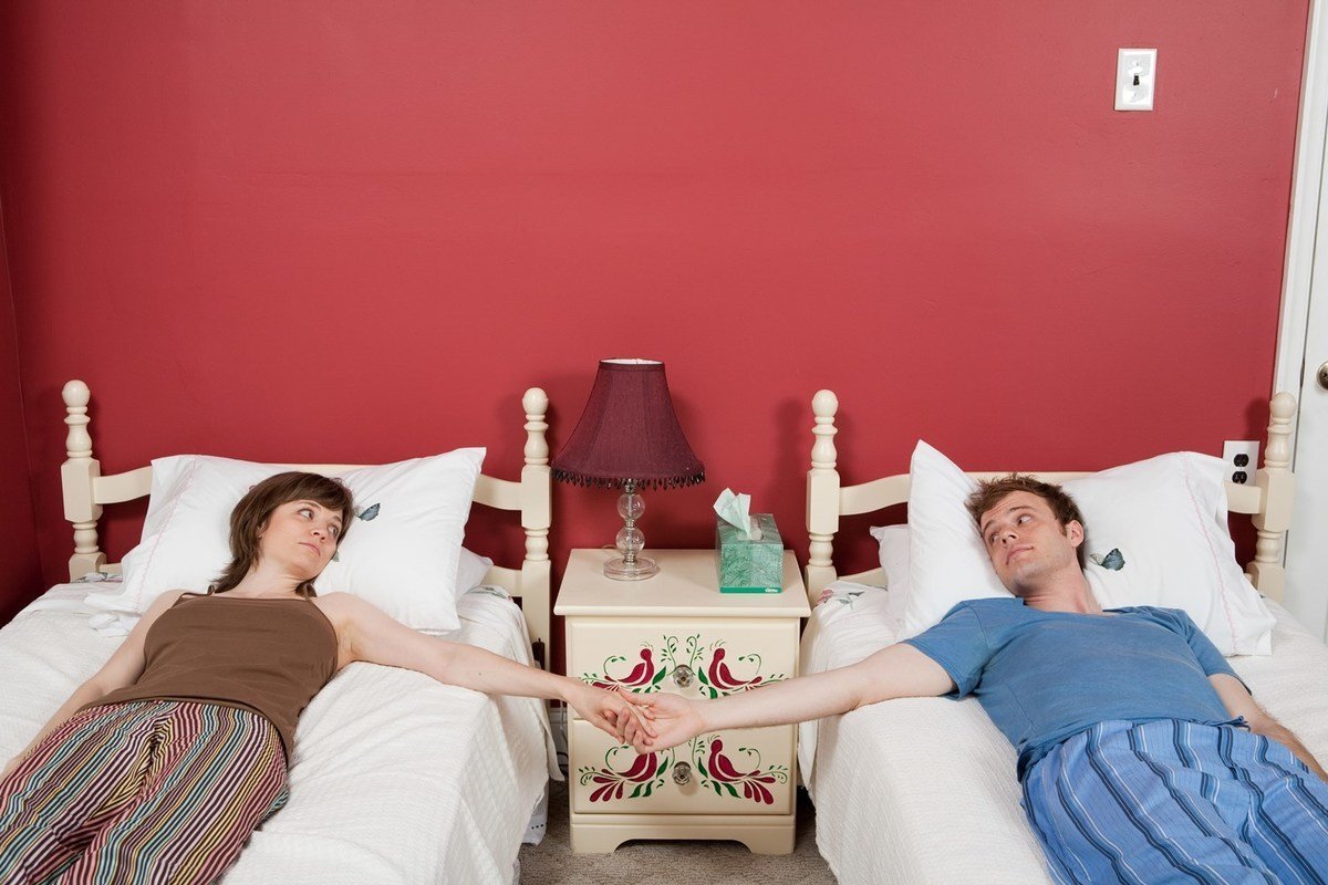 Еще с самых давних времен, было так заведено, что у супругов были разные комнаты и разные постели, соответственно.  На Востоке эта традиция сохранилась до сих пор.-2