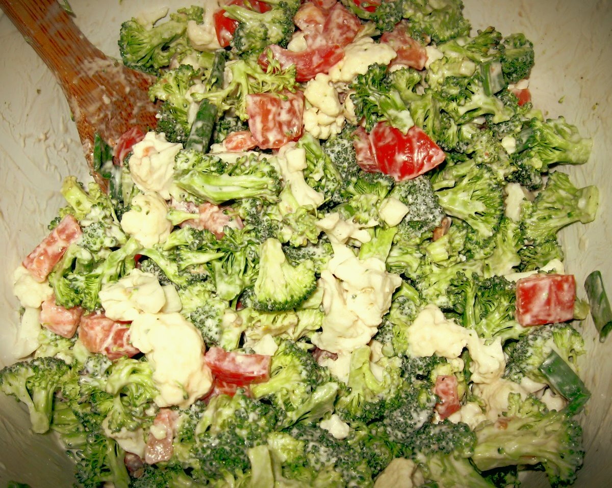 Салат из цветной капусты, огурцов, зеленого лука, зелени и брокколи.Приправленный 1% йогуртом.