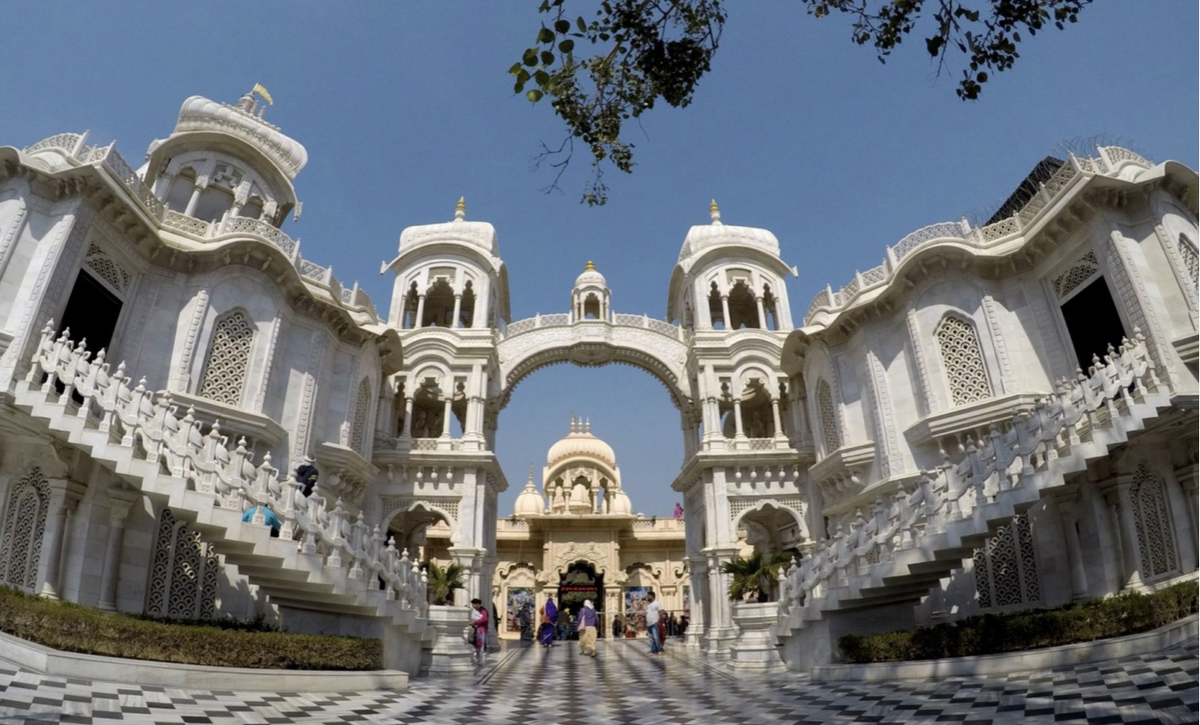 долго искала в архивах свои фотографии Кришна Баларам мандира, но не нашла. Я тогда фотографировала на пленочную камеру Олимпус зачем-то и скорее всего сохранились только на негативах