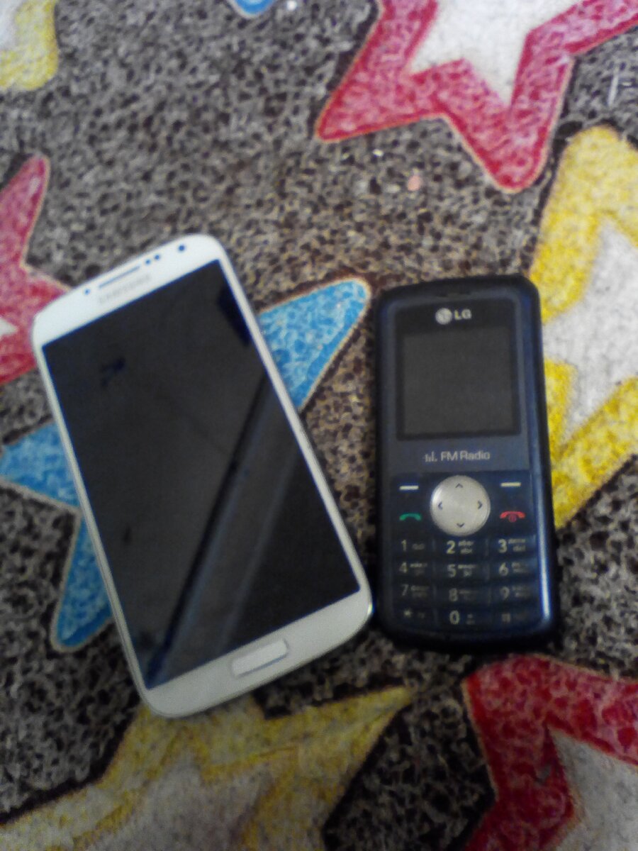 Теперь в основном пользуюсь днём кнопочным телефоном, вечером обычным / фото из личного архива