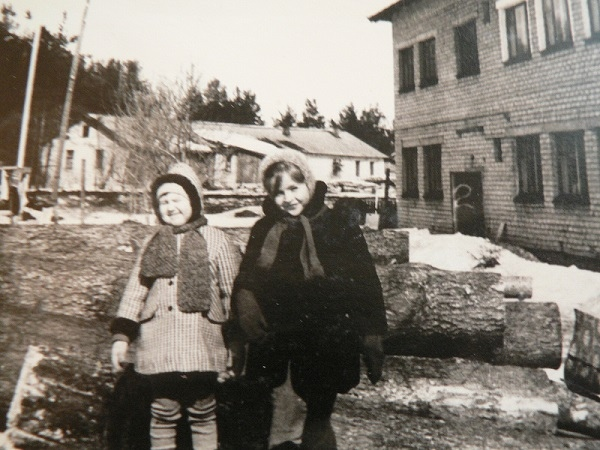 Я (справа) в начале 80-х у нашего дома. Вот эти бревна пилили,  кололи - а потом топили печи.