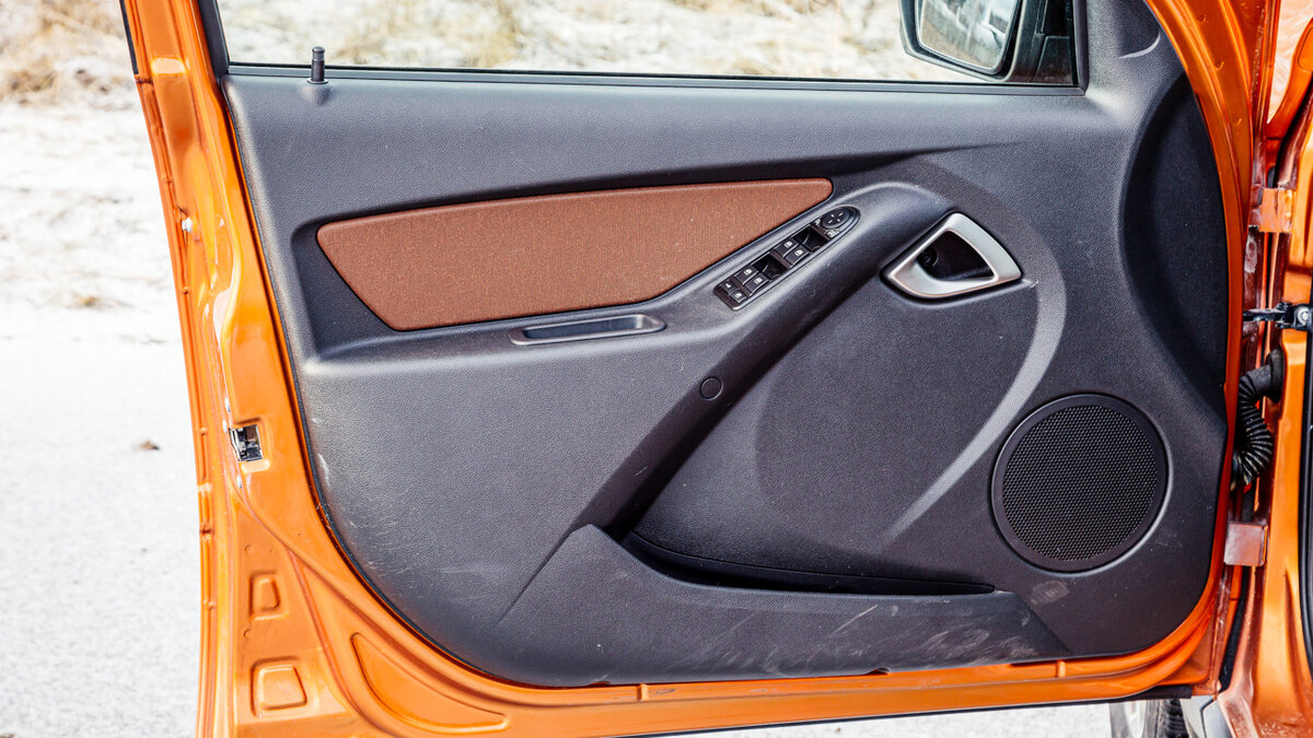 Обсуждение материалов отделки много времени не займёт: всё — дубовый пластик. Качество сборки у этого экземпляра нареканий не вызвало. Неприкрытые шляпки саморезов, в лучших традициях, встречаются повсеместно