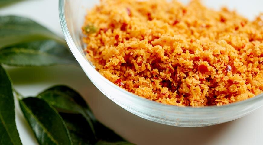 ИНГРЕДИЕНТЫ 3 стакана свежей измельченной мякоти кокоса
2 ст. ложки перца чили
1 ст. ложка черного перца
половина средней луковицы
1 ст. ложка лимонного сока
соль по вкусу
2 ст. ложки сушеных кусочков мальдивской донной рыбы по желанию
ПОШАГОВЫЙ РЕЦЕПТ ПРИГОТОВЛЕНИЯ
Шаг 1
Измельчите мякоть кокоса.
Шаг 2
Поместите в ступку перец чили, черный перец, лук, соль и сушеную рыбу и измельчите всё в пасту.
Шаг 3
Добавьте мякоть кокоса, лимонный сок и перемешайте.