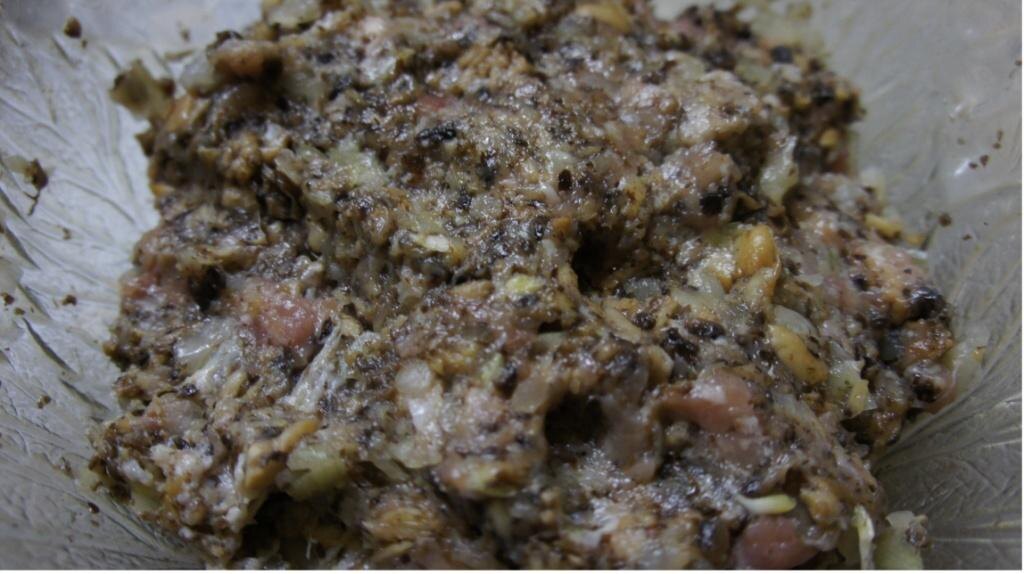 Фарш из свинины, лука и грибов с добавлением соли надо поставить в холодильник после тщательного вымешивания