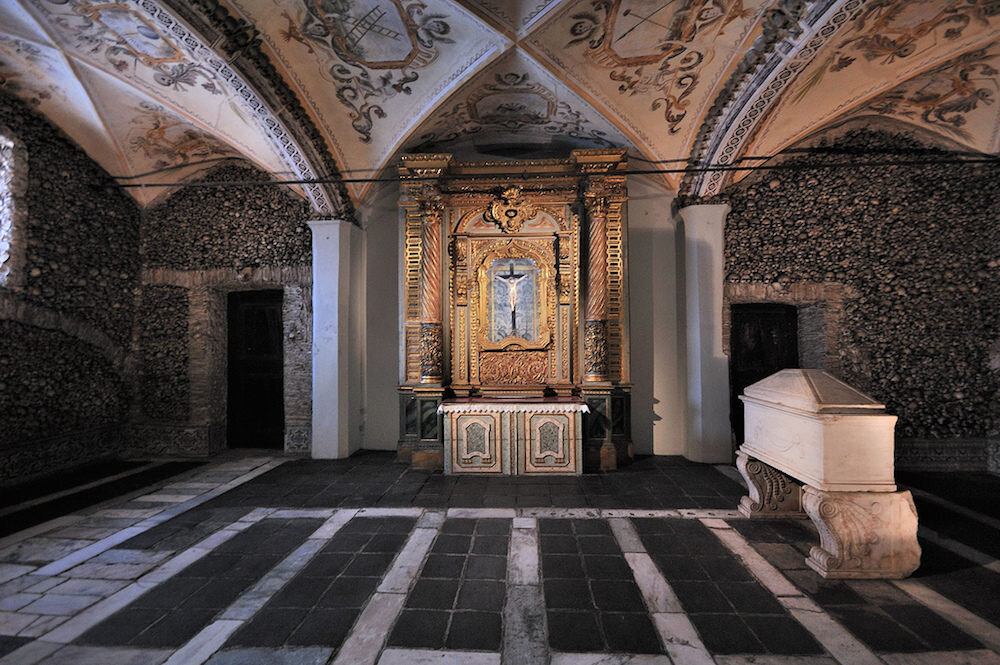 Часовня костей в Эворе, Португалия, это часть самой большой Королевской Церкви Св. Франциска и была построена францисканскими монахами в XVI веке.