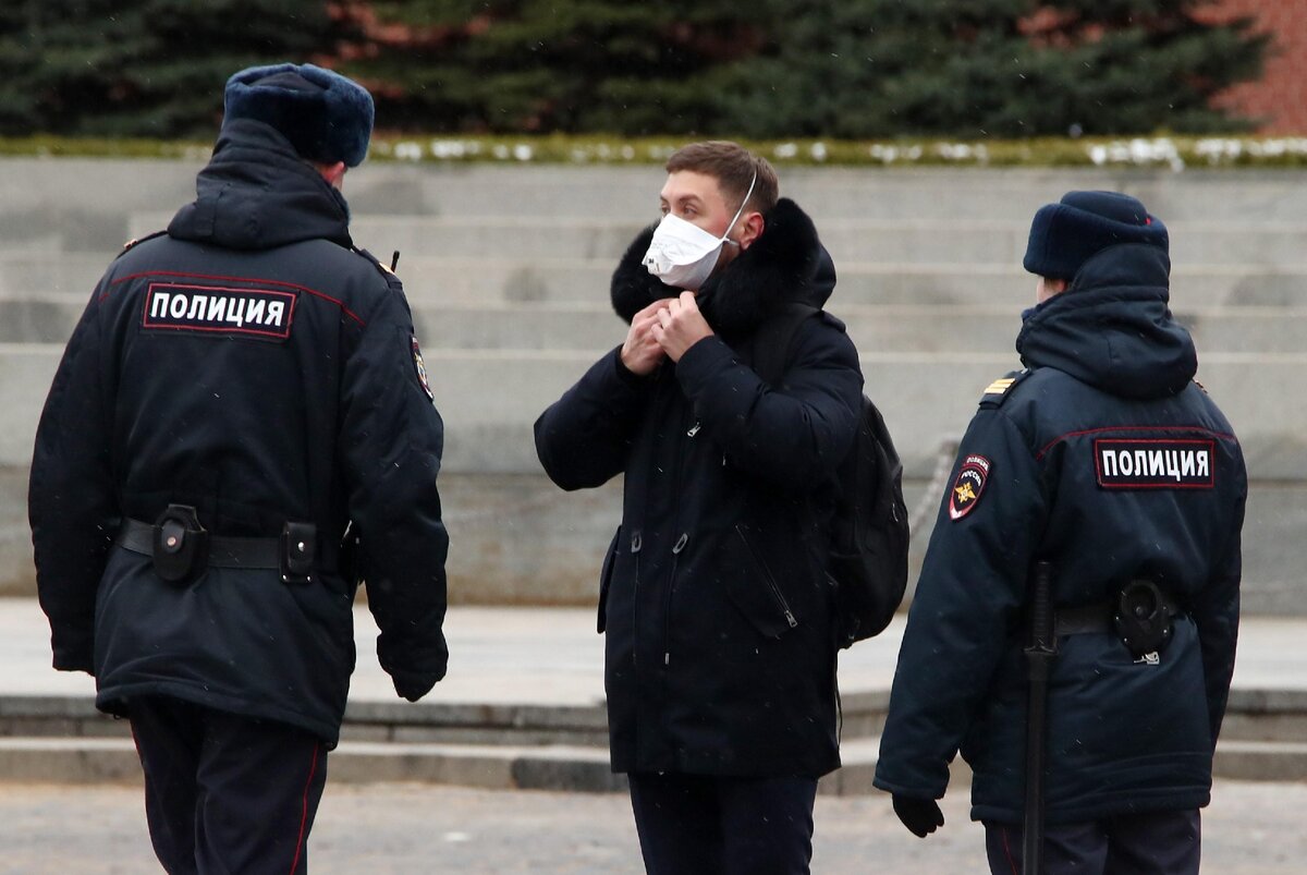 на улицу можно выходить только по разрешению или в аптеку,магазин и т.д.