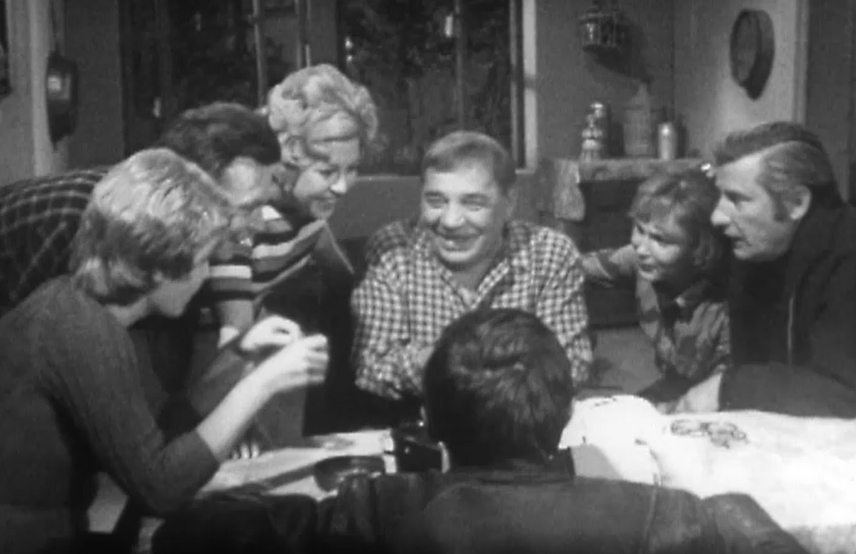 Кадр из телефильма "День за днем". Часть 1. Серия 7 "Июль, 16, пятница" (1971)