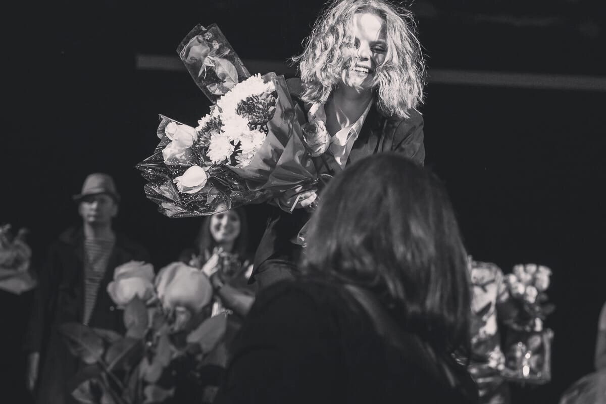 На фотографии вручают цветы Любе Булдаковой. Любительский спектакль.