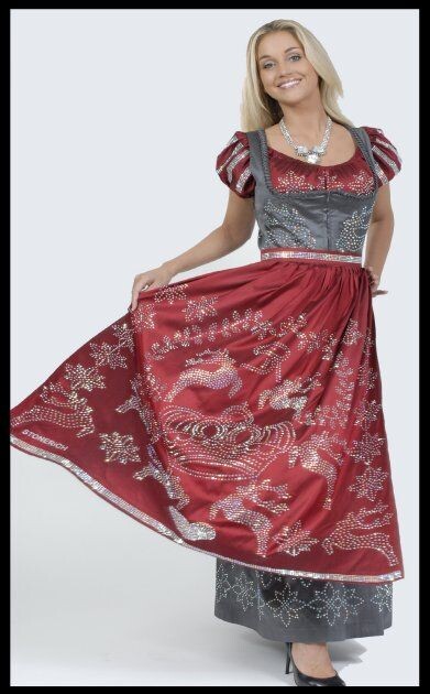 Платье в средневековом стиле за 9 млн. рублей.