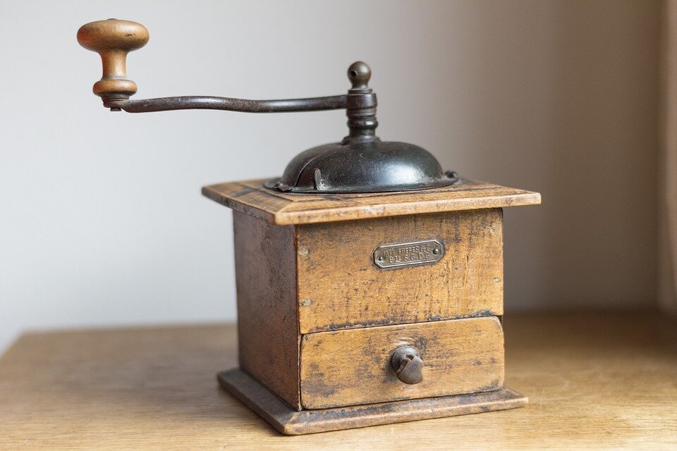 https://cdn.pixabay.com/photo/2016/11/03/21/22/coffee-grinder-1796286_960_720.jpg