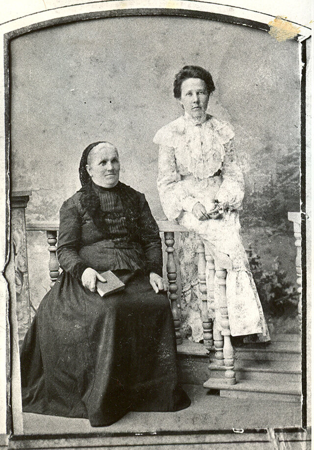 Мама священномученика Григория, Анна Александровна, с дочерью Александрой