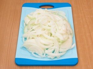 Лук нарезать полукольцами.