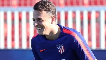 В английскую Премьеру-лигу может перебраться защитник мадридского «Атлетико» Сантьяго Ариас.

Фото: atleticodemadrid.comСогласно данным итальянского журналиста Николо Скиры, 28-летний игрок может составить в стане «ирисок» компанию своим соотечественникам-колумбийцам защитнику Йерри Минаю и хавбеку Хамесу Родригесу.

Сообщается, что клубы ведут переговоры о возможном трансфере футболиста.

Ранее сообщалось, что Ариас сдал положительный тест на коронавирус и был изолирован.