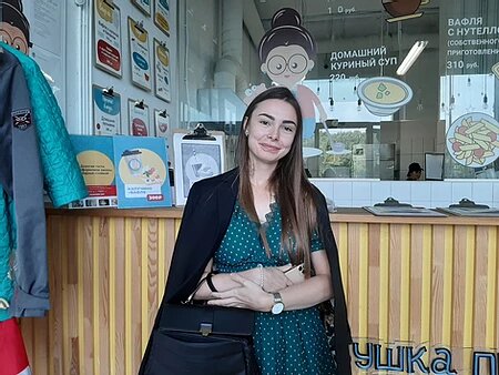 Инстаблогер 24-летняя Марина Литвинова в своем кафе
Добрались до Яхтенной улицы в Приморском районе, где за железнодорожным переездом стоит жилой комплекс "Легенда" - дома веселой раскраски, заметной издалека. Здесь расположилось кафе "Бабушка приехала" - небольшое помещение на первом этаже, бетонные стены которого экономно выкрашены в яркие цвета и разукрашены художником. Часть зала отгорожена под детское пространство, где специально обученная сотрудница играет с детьми. Мамы сидят за столиками, не отвлекаясь на детей, или отвлекаясь лишь одним глазом - ребенок рядом, за барьерчиком, скачет с аниматором.