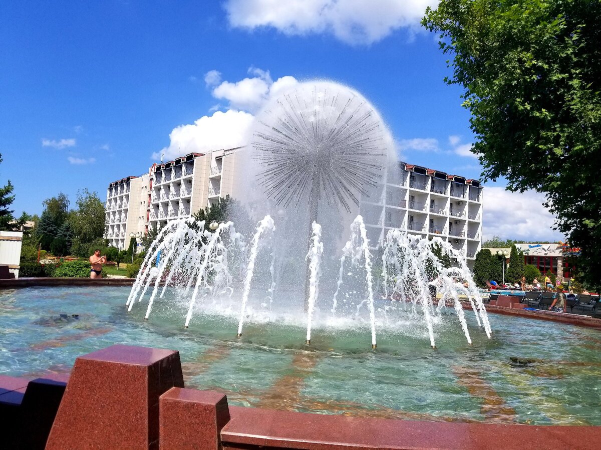Красавец фонтан на центральной аллее