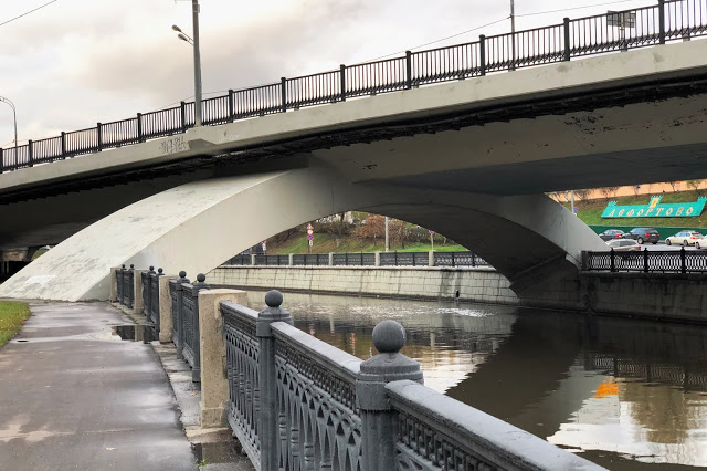 На набережной Академика Туполева тротуар просто заканчивается. Фото: moskva.pictures.