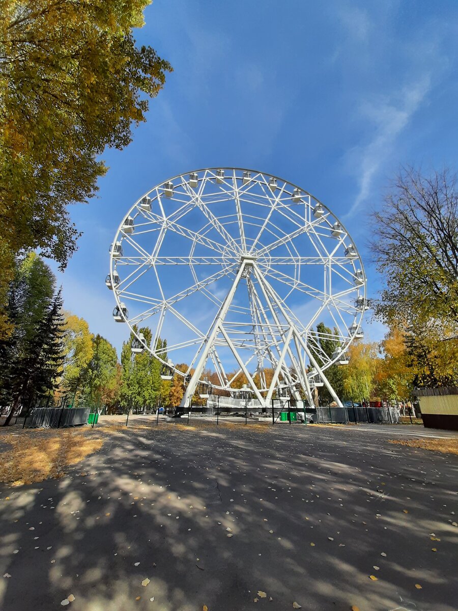 Старое колесо обозрения в парке Гагарина Самара